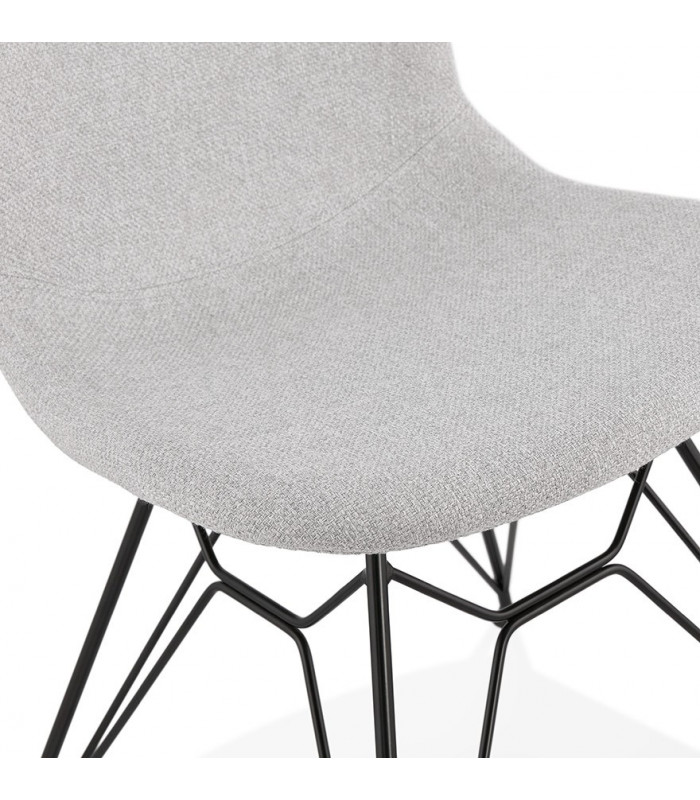 Chaise design gris clair en tissu et métal Kora