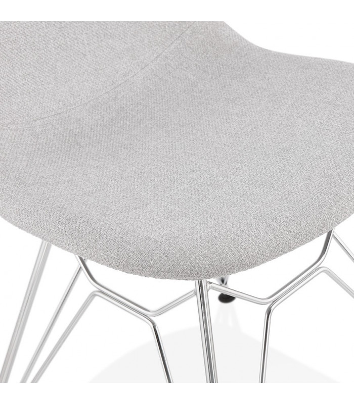 Chaise design gris clair en tissu et métal Kora