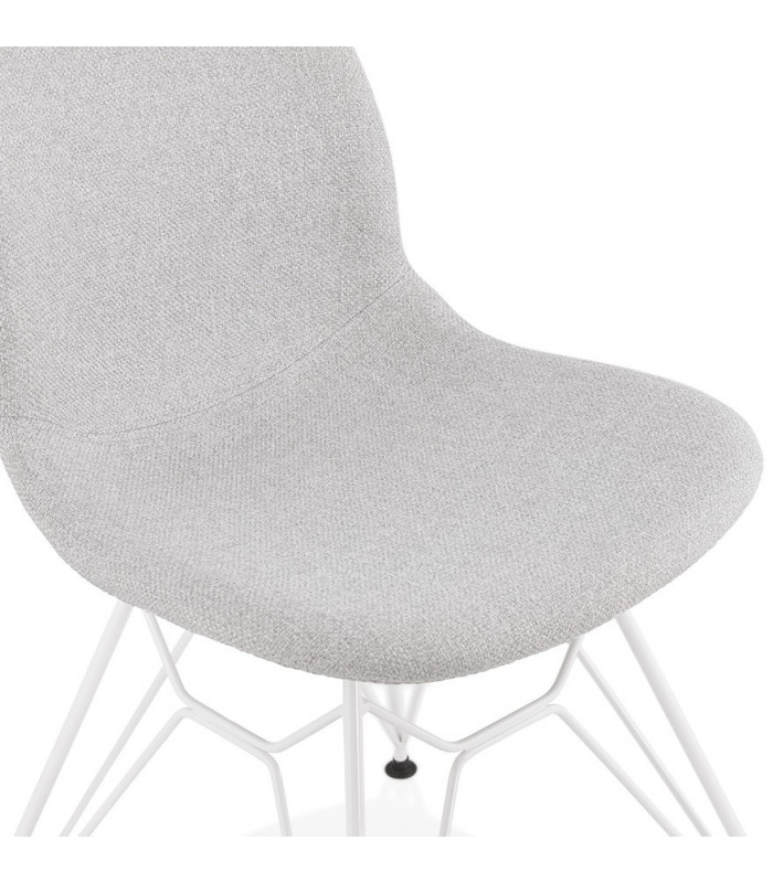 Chaise design gris clair en tissu et métal Kora